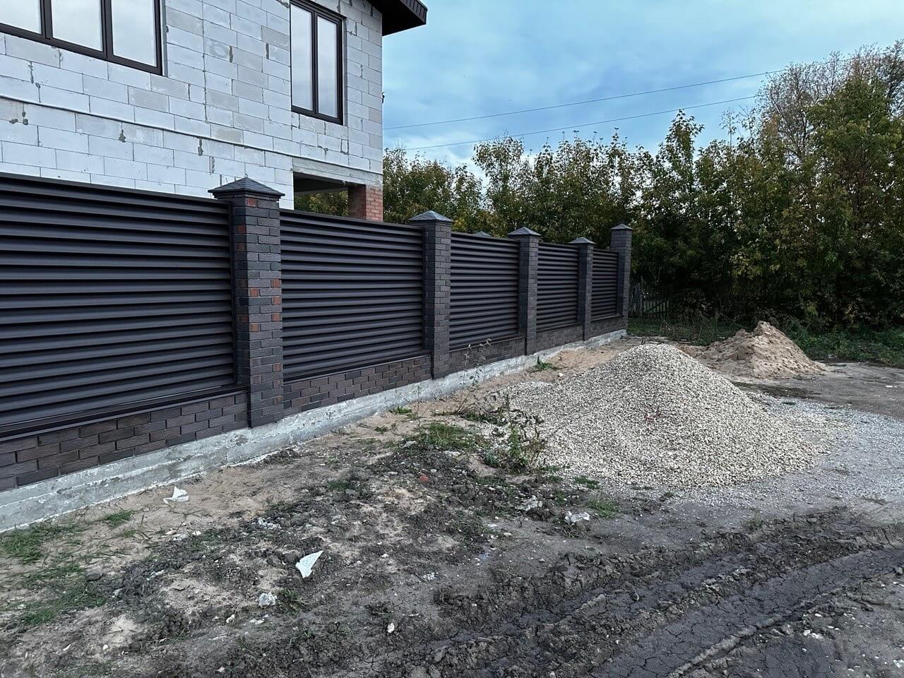 Забор из ламелей Еврожалюзи 38м RAL8019/8019 Темный Шоколад двусторонний MATTE фото 4 в Туле