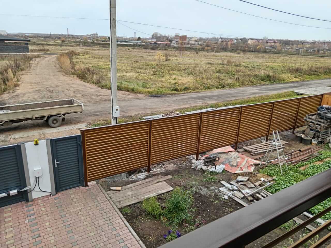 Забор-жалюзи 12м + балконное ограждение из ламелей Еврожалюзи Орех Миланский 3D Принтек фото 2 в Туле