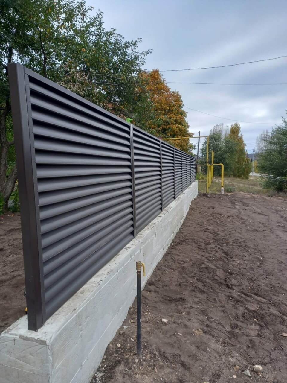 Забор из ламелей еврожалюзи 34м RAL8019/8019 Темный Шоколад двусторонний МАТТЕ фото 3 в Туле