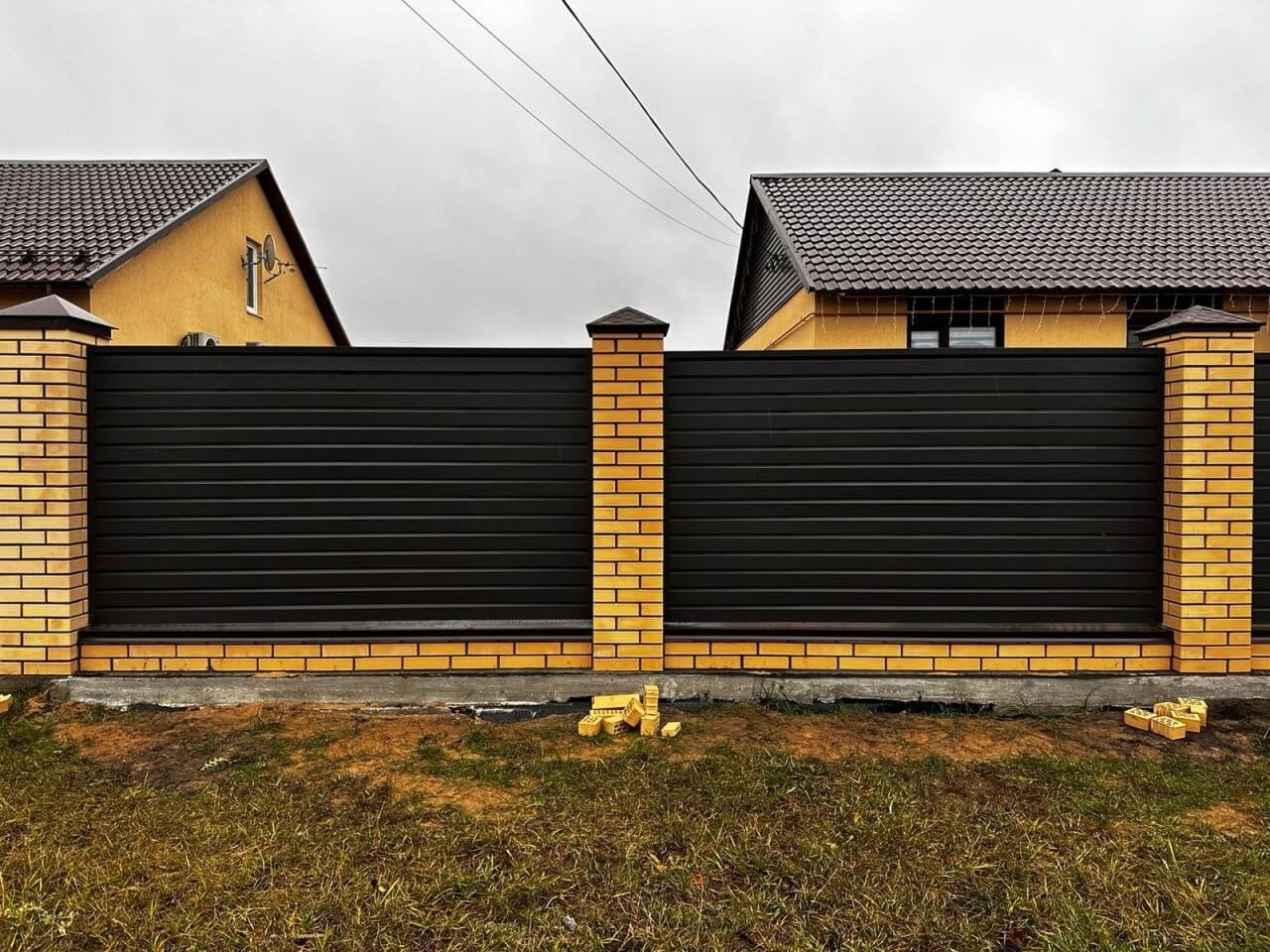 Забор из ламелей Хай-Тек 32м RAL8019/8019 Темный Шоколад двусторонний МАТТЕ фото 1 в Туле