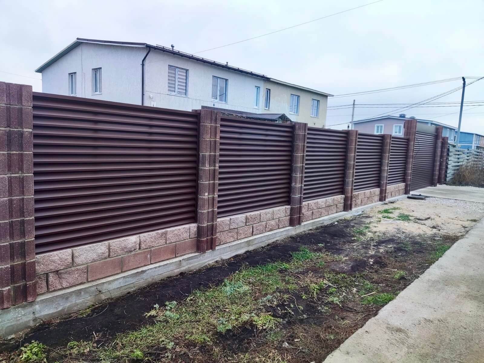 Забор-жалюзи из ламелей ЭКО-Z 13м RAL8019/8019 Темный Шоколад двусторонний МАТТЕ фото 1 в Туле