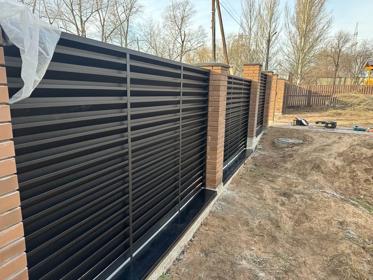 Забор-жалюзи из ламелей Хай-Тек 16м RAL9005/9005 Черный двусторонний МАТТЕ фото 1 в Туле