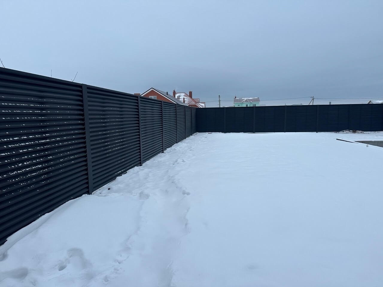 Забор-жалюзи из ламелей ЭКО-Z 130м RAL9005 Черный МАТТЕ фото 3 в Туле