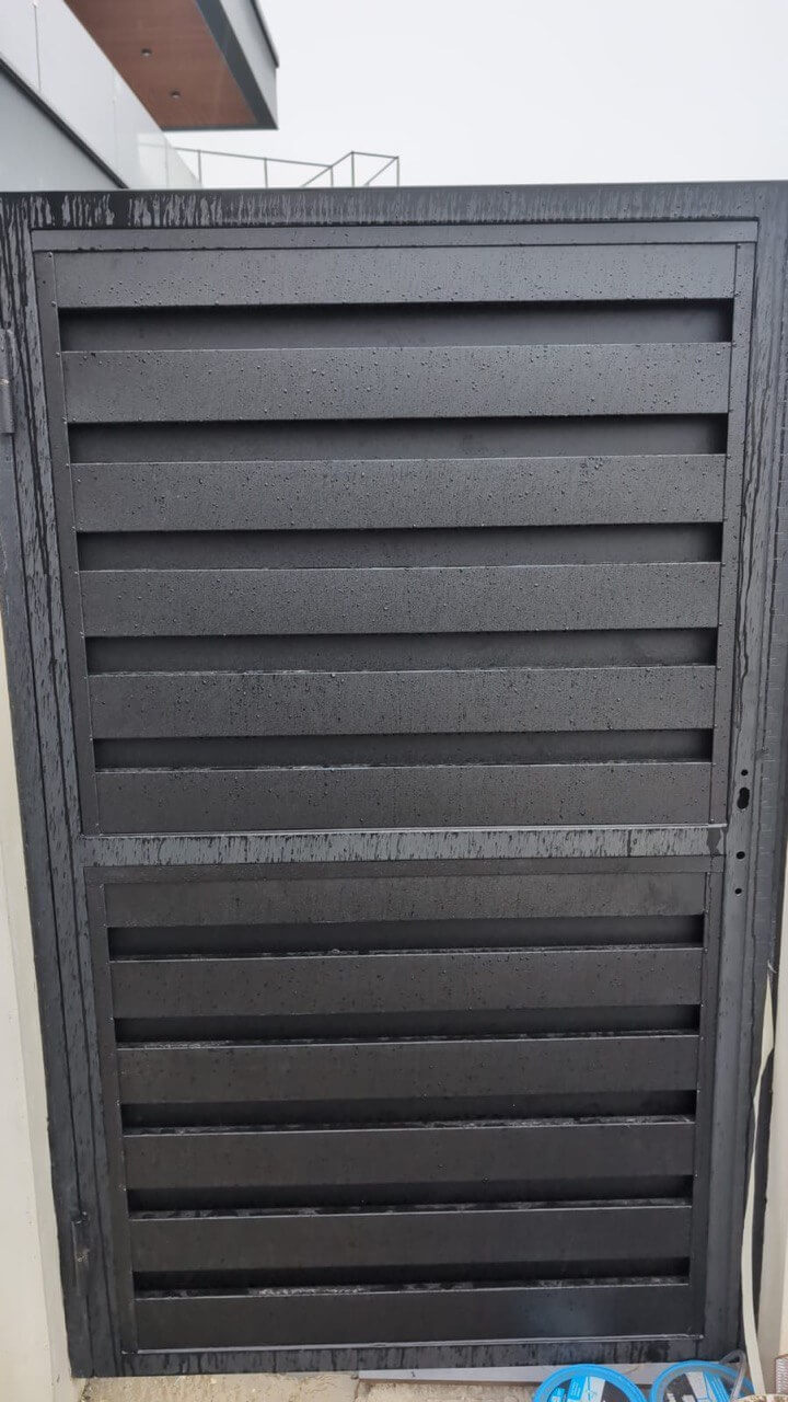 Откатные ворота с калиткой из металлопланкена RAL9005/9005 Черный двусторонний МАТТЕ фото 3 в Туле