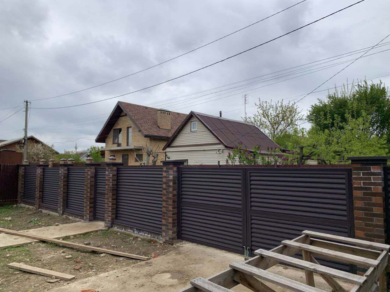 Забор-жалюзи из ламелей Реснички 24м RAL8019/8019 Темный Шоколад двусторонний МАТТЕ фото 2 в Туле