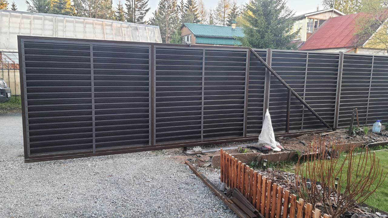 Забор-жалюзи из ламелей ЭКО-Z-US 12м RAL8019/8019 Темный Шоколад двусторонний МАТТЕ фото 3 в Туле