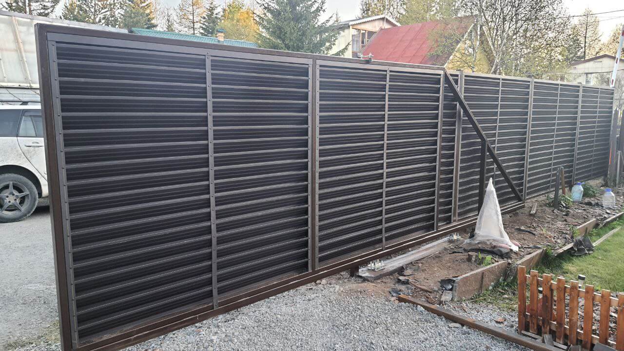 Забор-жалюзи из ламелей ЭКО-Z-US 12м RAL8019/8019 Темный Шоколад двусторонний МАТТЕ фото 1 в Туле