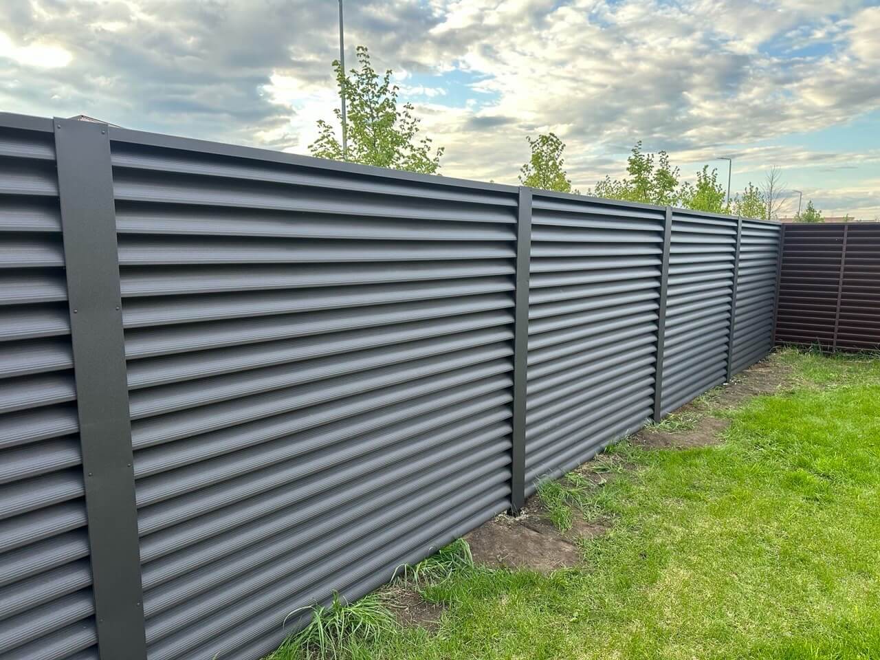 Забор из ламелей еврожалюзи 43м RAL8019/8019 Темный Шоколад двусторонний МАТТЕ фото 1 в Туле