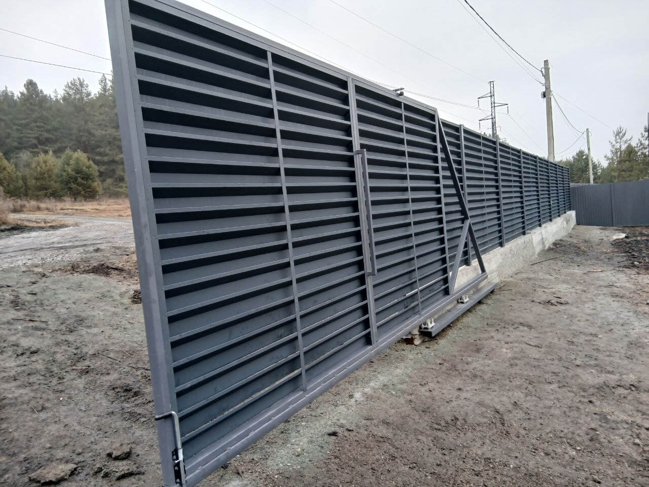 Забор-жалюзи из ламелей Хай-Тек 37м RAL7024/7024 Серый Графит двусторонний МАТТЕ фото 7 в Туле