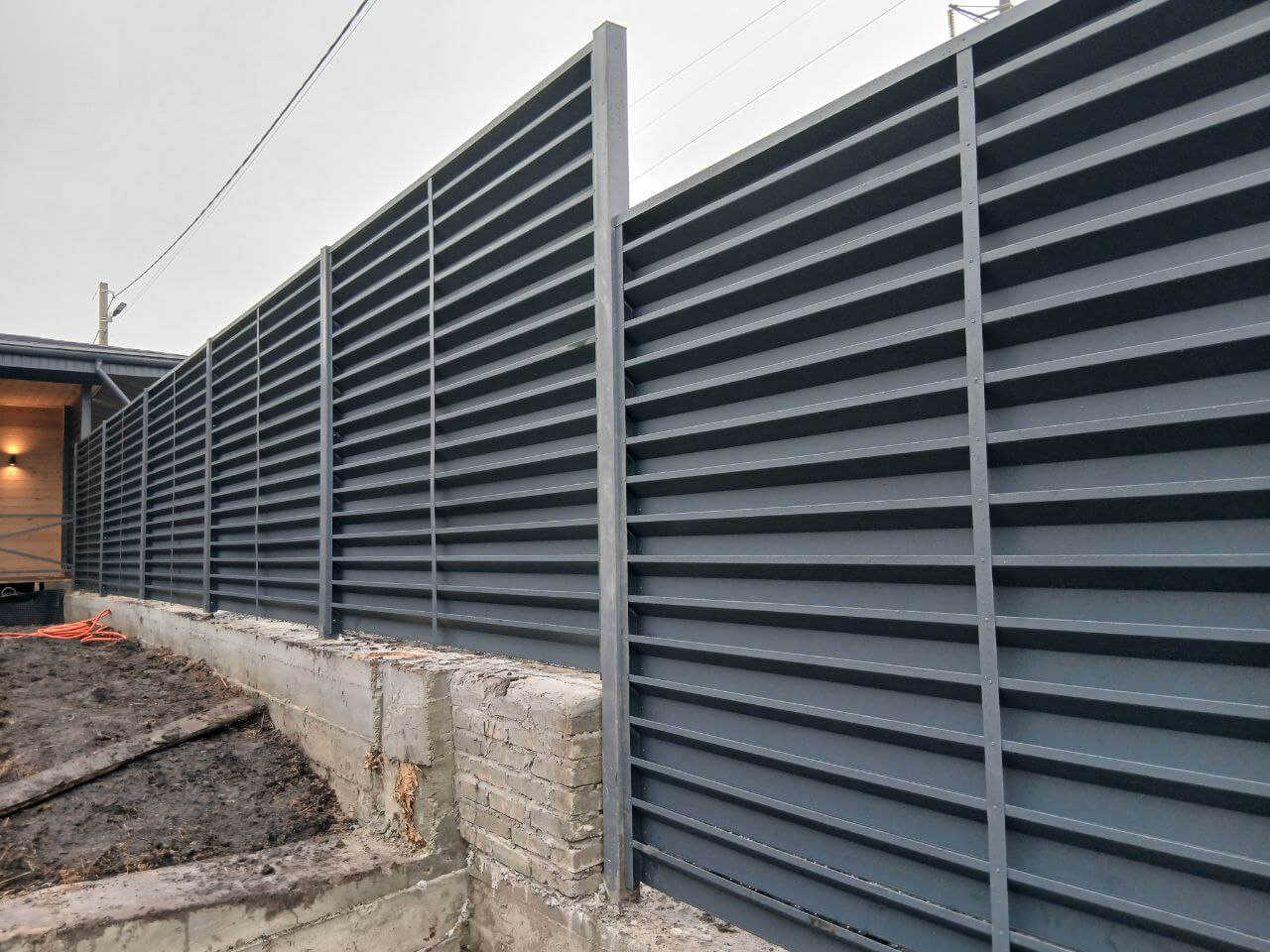 Забор-жалюзи из ламелей Хай-Тек 37м RAL7024/7024 Серый Графит двусторонний МАТТЕ фото 6 в Туле