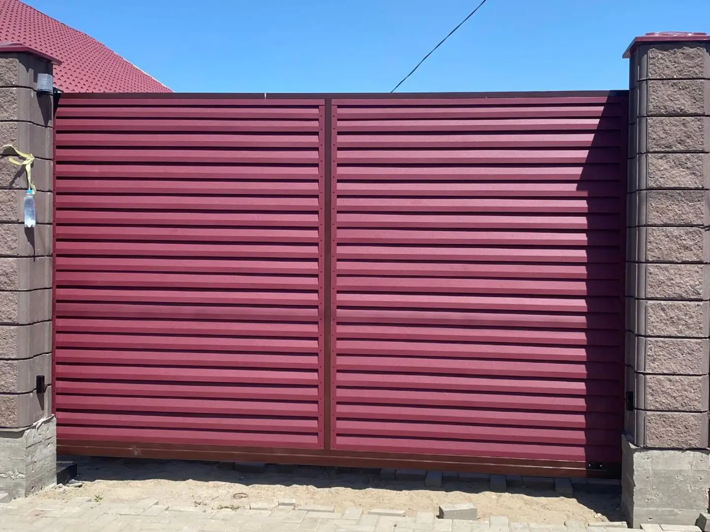 Входная группа из ламелей Реснички RAL3005 Красное Вино Rooftop Бархат фото 1 в Туле